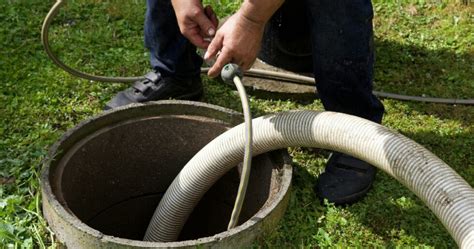 septic tank leaking into yard|4 Powerful Signs of Septic Leaks: How Do You Know。